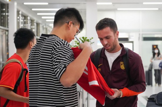 他们在沙特为国足助威