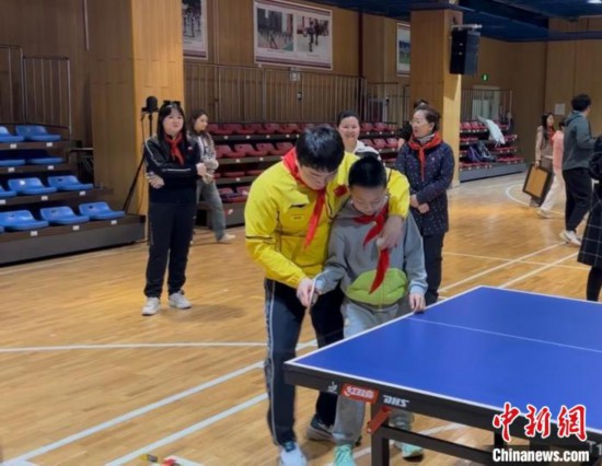 “冠军体育课”：梁靖崑、陈熠用“小乒乓”传递“大理念”