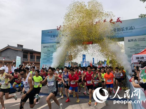 全民健身跑参赛选手冲出起点。人民网记者 杨磊(lěi)摄(shè)