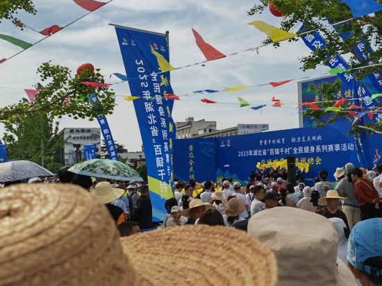 特写：镇上办起运动会