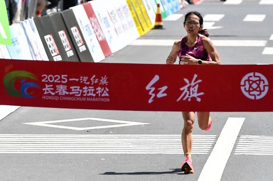 长春马拉松鸣枪 “巴黎冠军”黄雪梅首夺国内赛事全马冠军